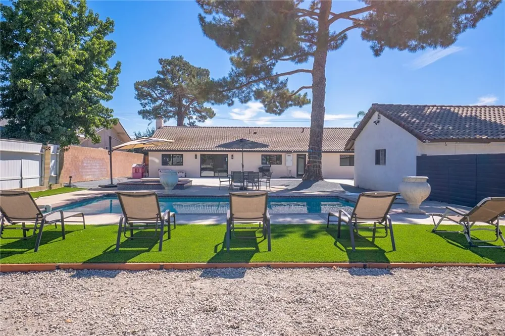 9226 Locust Fontana, CA 92335