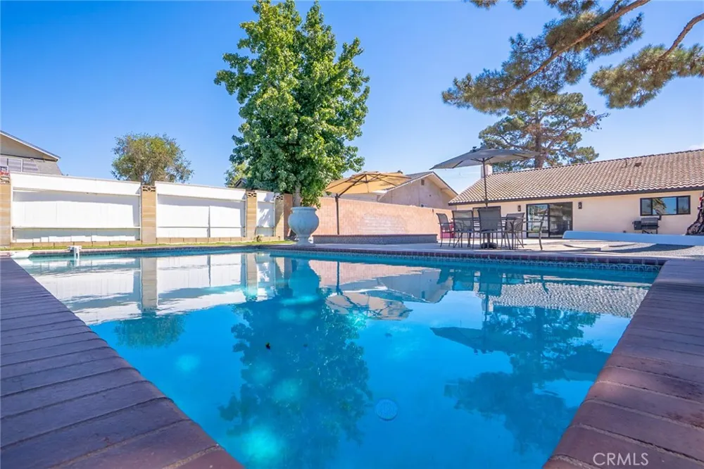 9226 Locust Fontana, CA 92335