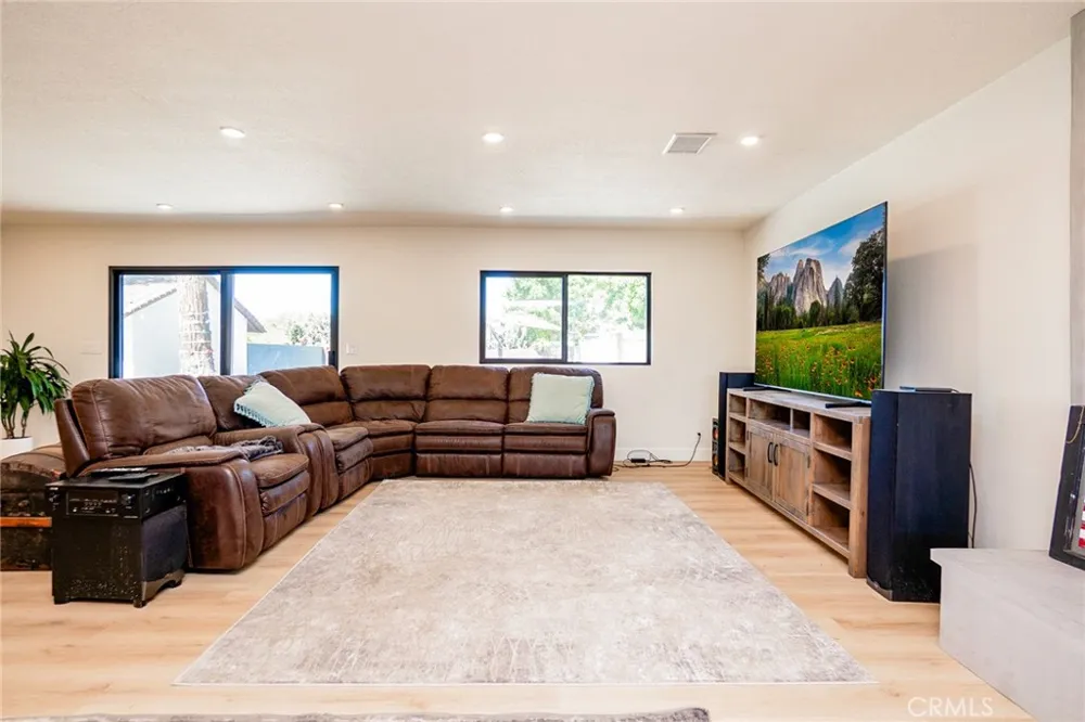 9226 Locust Fontana, CA 92335