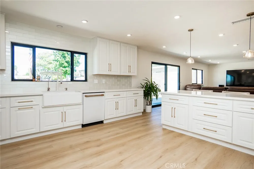 9226 Locust Fontana, CA 92335