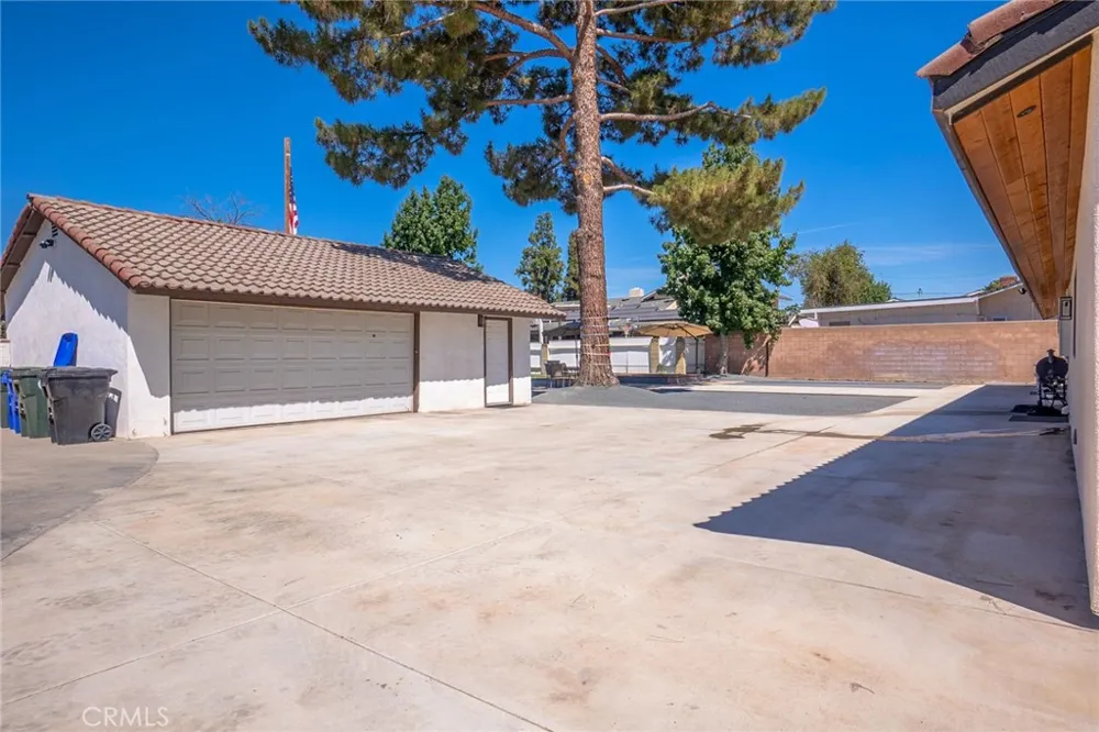 9226 Locust Fontana, CA 92335