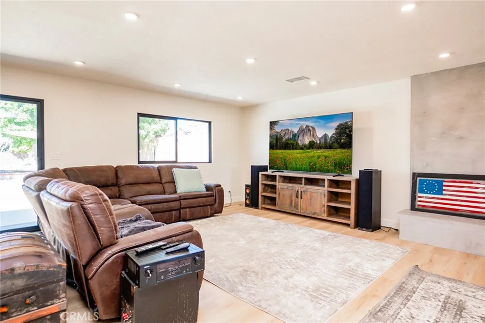 9226 Locust Fontana, CA 92335