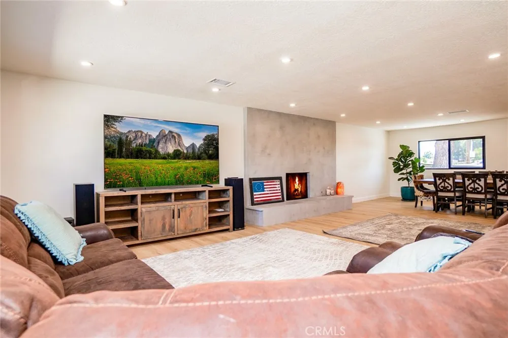 9226 Locust Fontana, CA 92335