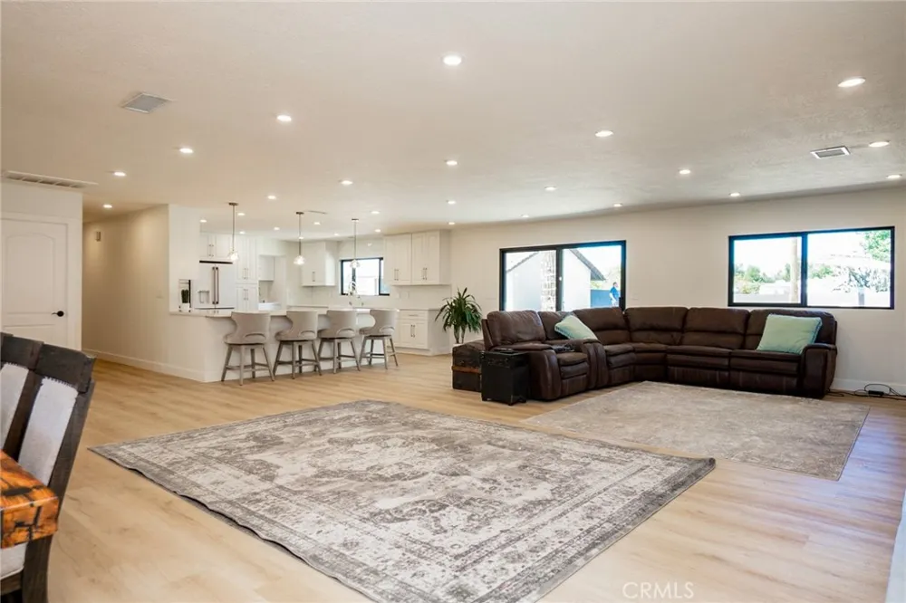 9226 Locust Fontana, CA 92335