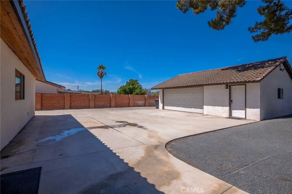 9226 Locust Fontana, CA 92335