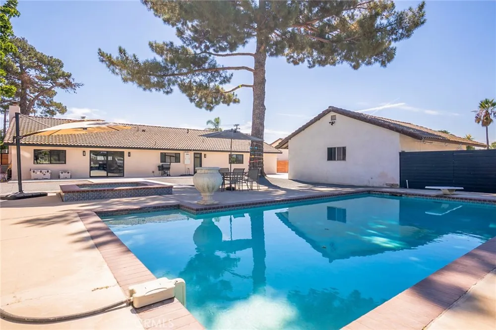 9226 Locust Fontana, CA 92335