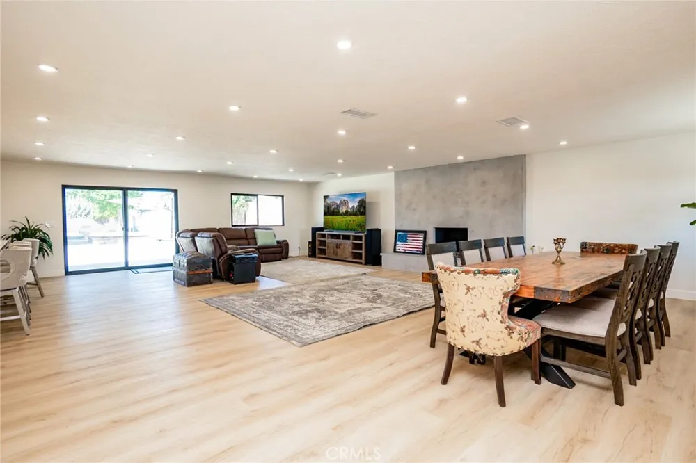 9226 Locust Fontana, CA 92335