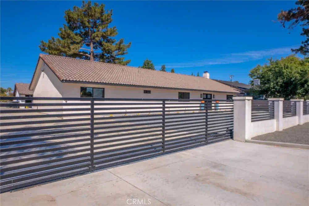 9226 Locust Fontana, CA 92335