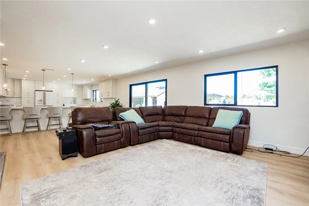9226 Locust Fontana, CA 92335