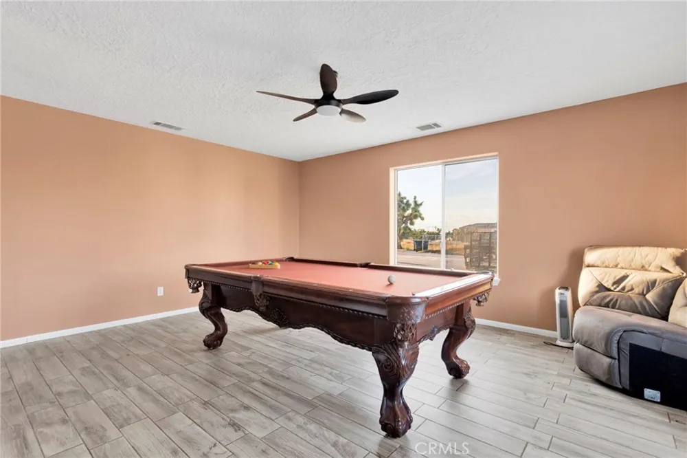 8755 Kittering Oak Hills, CA 92344