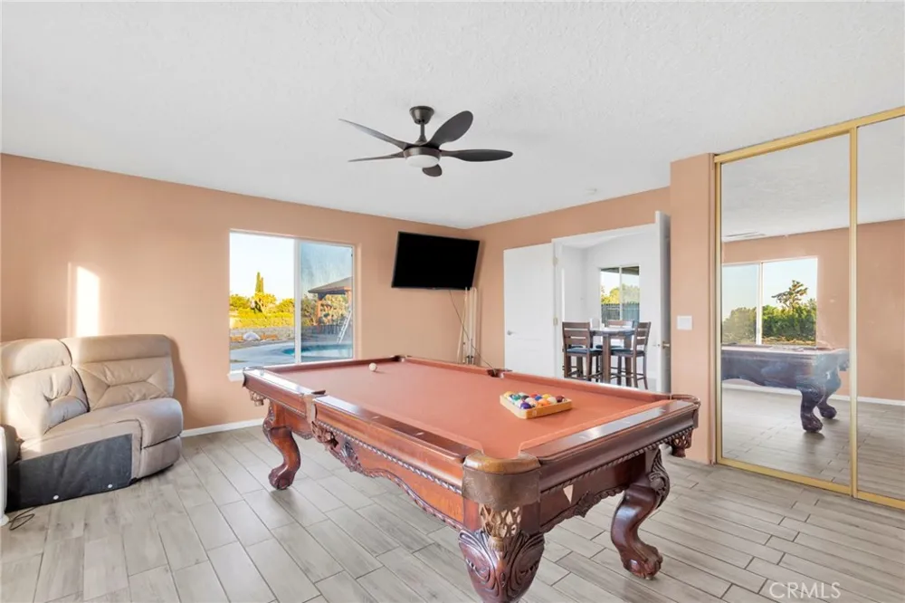 8755 Kittering Oak Hills, CA 92344