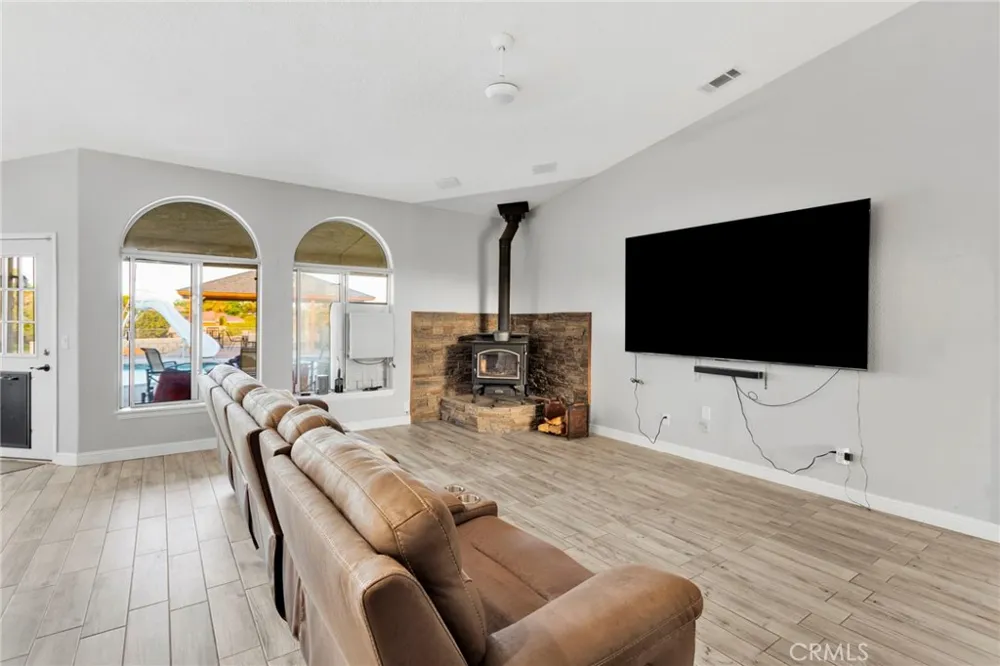 8755 Kittering Oak Hills, CA 92344