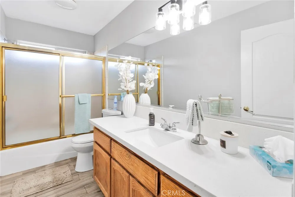 8755 Kittering Oak Hills, CA 92344