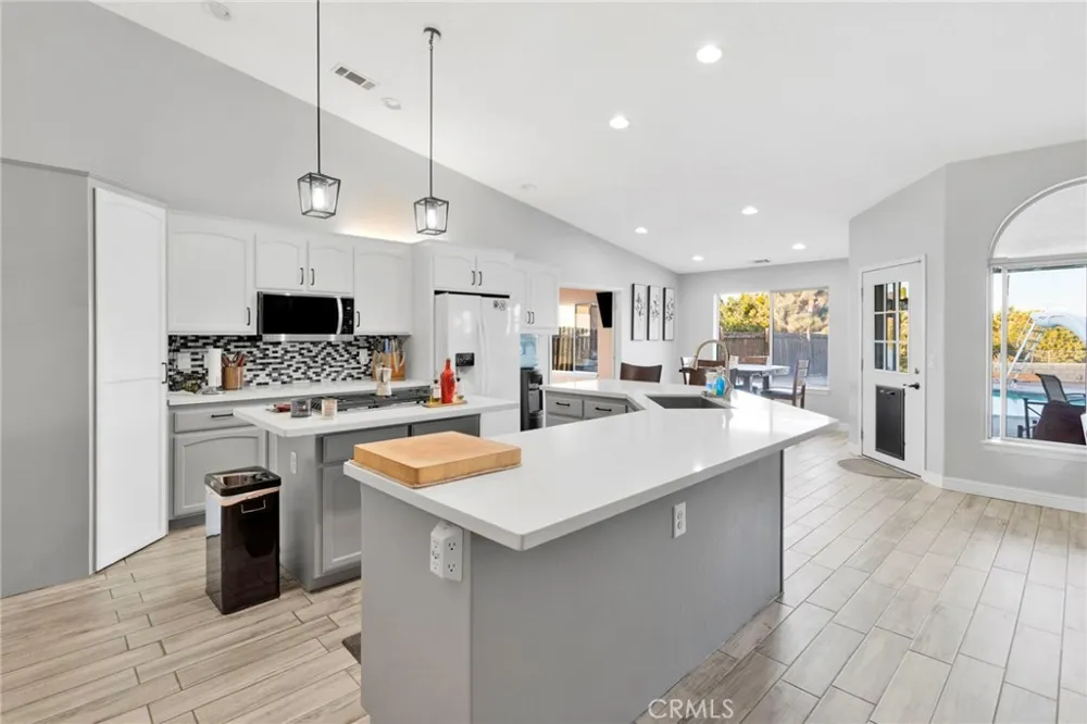 8755 Kittering Oak Hills, CA 92344
