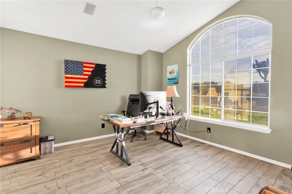 8755 Kittering Oak Hills, CA 92344