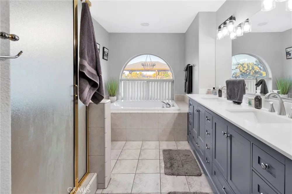 8755 Kittering Oak Hills, CA 92344