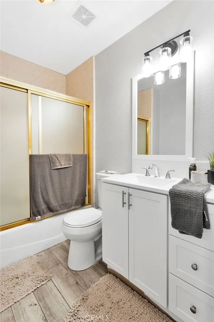 8755 Kittering Oak Hills, CA 92344