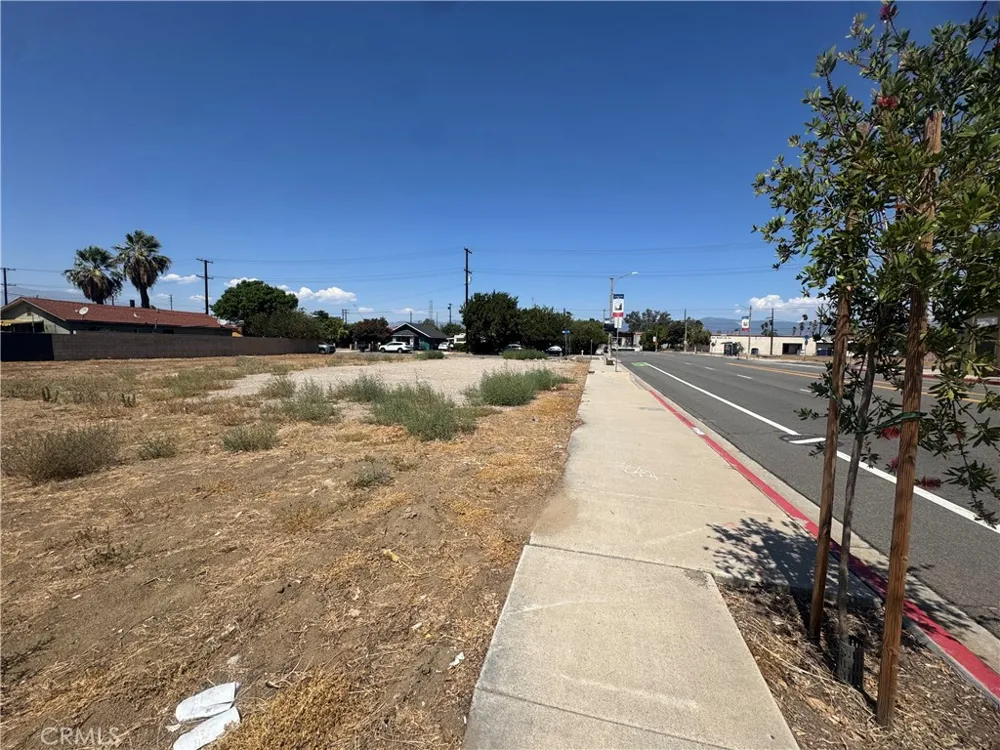 233 La Cadena Drive Colton, CA 92324