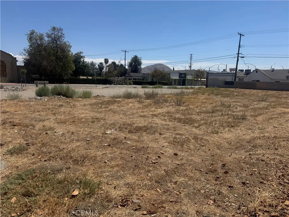 233 La Cadena Drive Colton, CA 92324