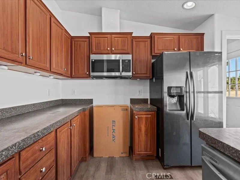 5670 Hollister Road Phelan, CA 92371