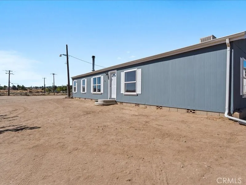 5670 Hollister Road Phelan, CA 92371