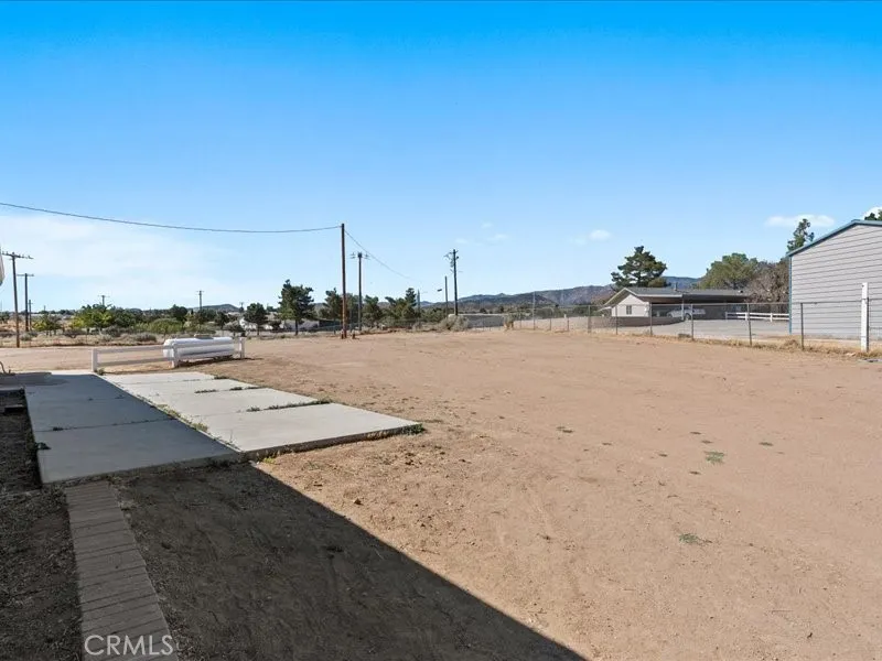 5670 Hollister Road Phelan, CA 92371