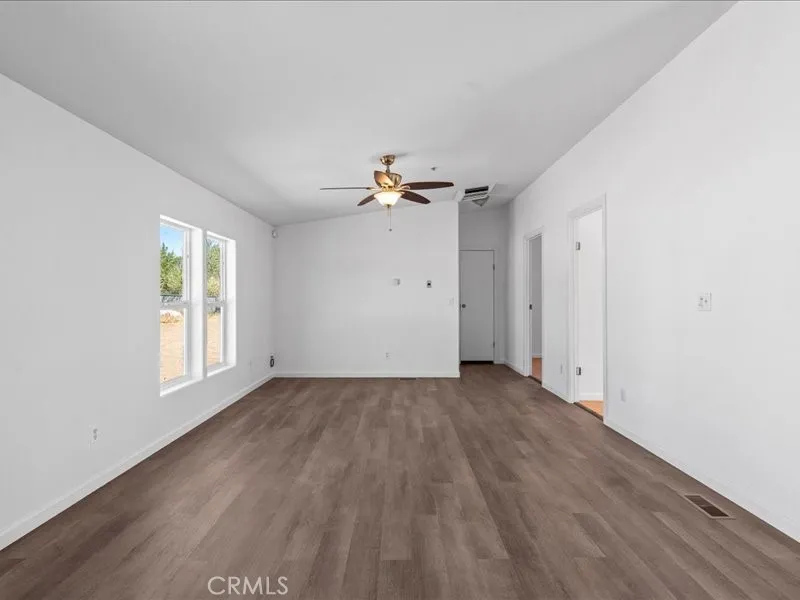 5670 Hollister Road Phelan, CA 92371