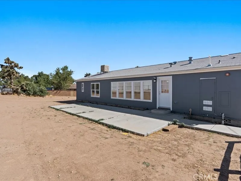 5670 Hollister Road Phelan, CA 92371