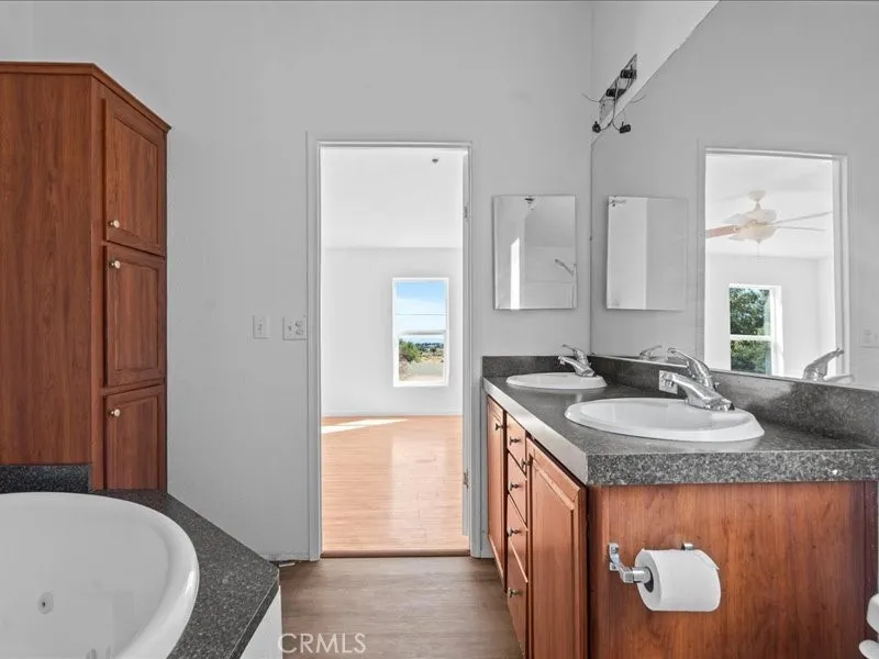 5670 Hollister Road Phelan, CA 92371