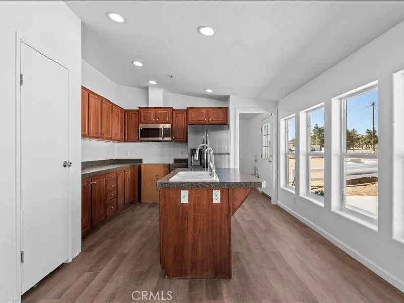 5670 Hollister Road Phelan, CA 92371