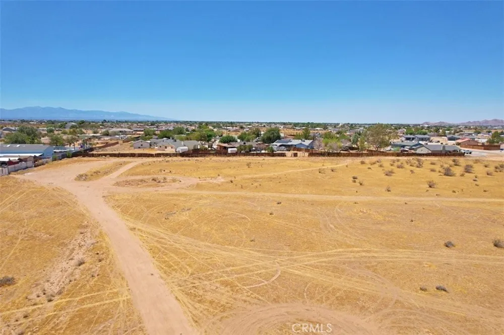 32 Nicola Road Apple Valley, CA 92308