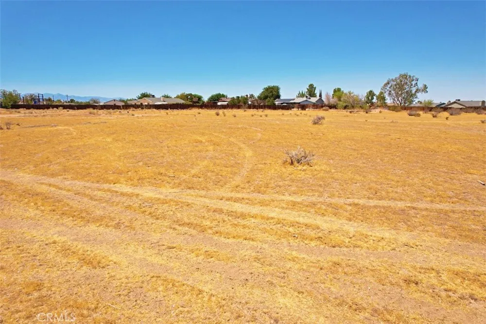 32 Nicola Road Apple Valley, CA 92308
