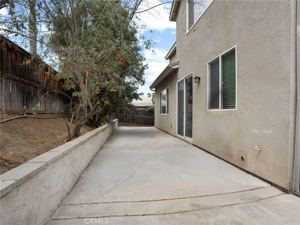 3854 Bluff Perris, CA 92571