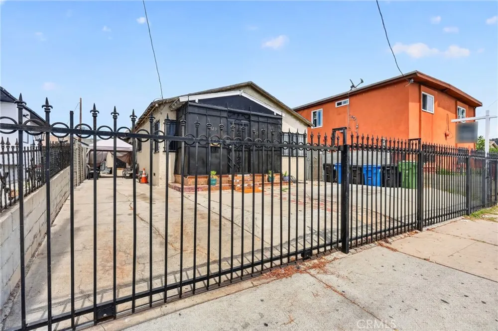 1523 E Vernon Los Angeles, CA 90011