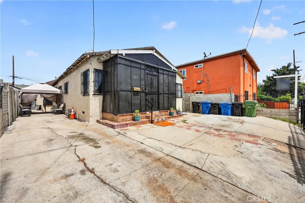 1523 E Vernon Los Angeles, CA 90011