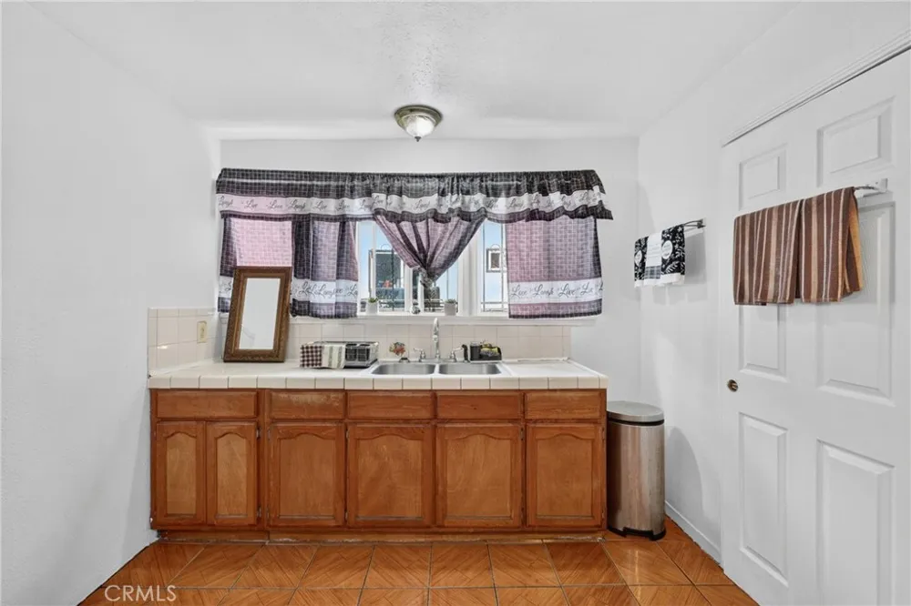 1523 E Vernon Los Angeles, CA 90011