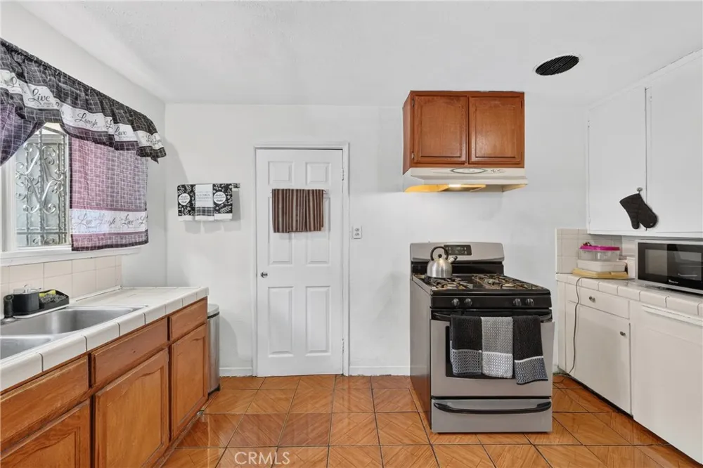 1523 E Vernon Los Angeles, CA 90011