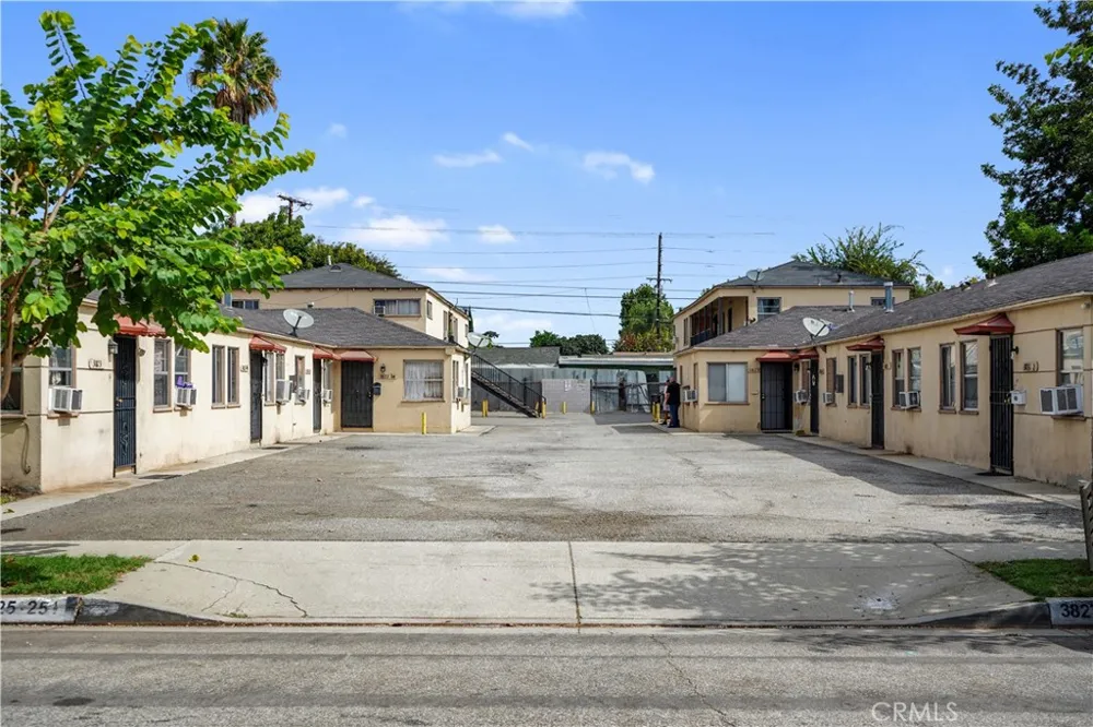 3823 Walnut Cudahy, CA 90201
