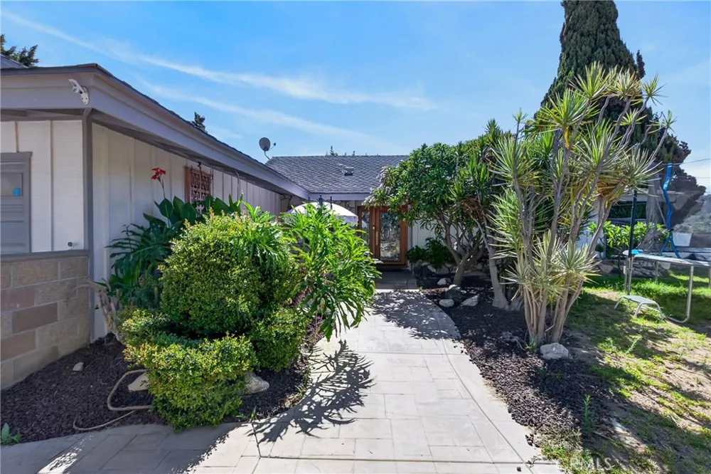 2610 El Volcan Hacienda Heights, CA 91745