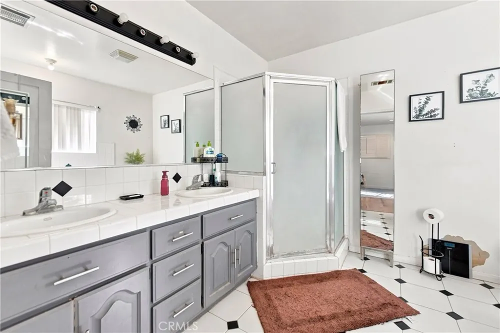 11512 Samoline Downey, CA 90241