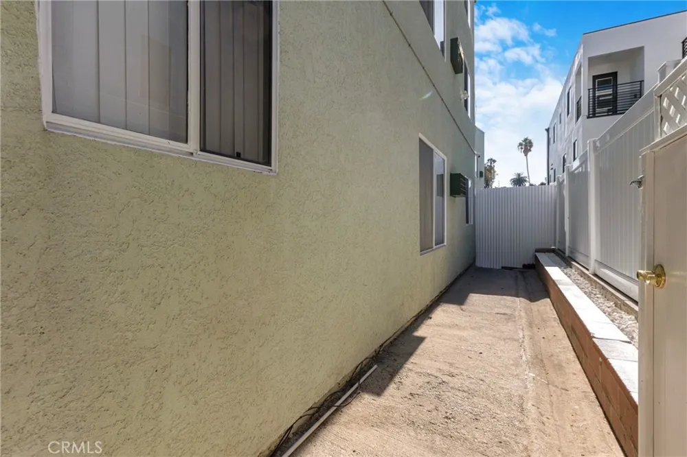 1943 Vista Del Mar Los Angeles, CA 90068