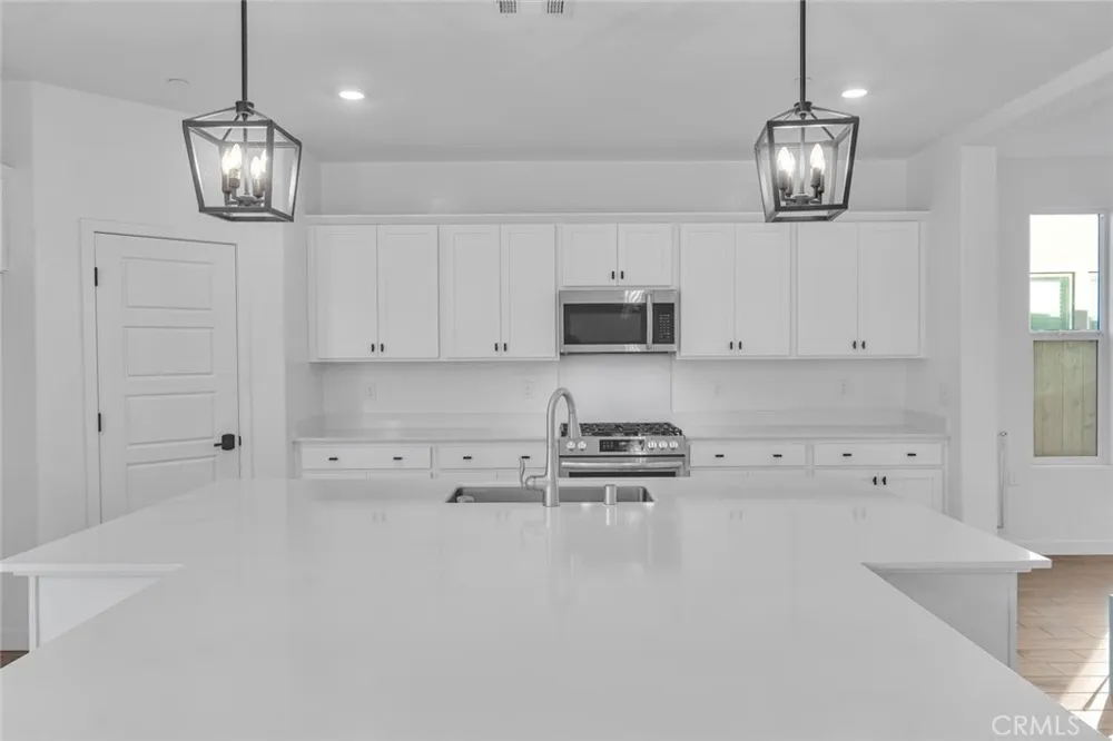1240 Atlantica S Madera, CA 93636