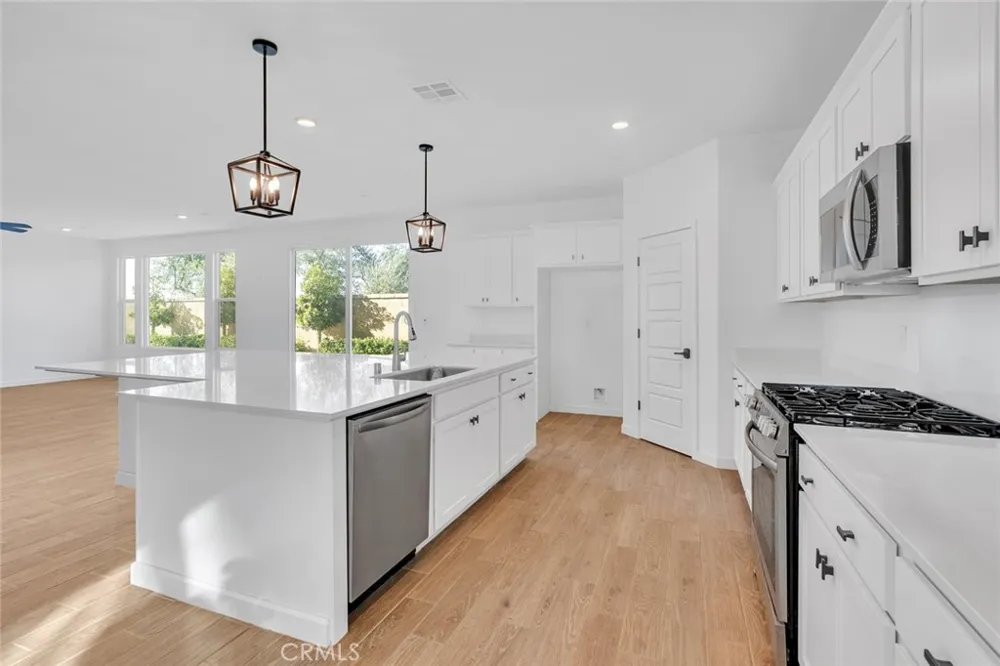 1240 Atlantica S Madera, CA 93636