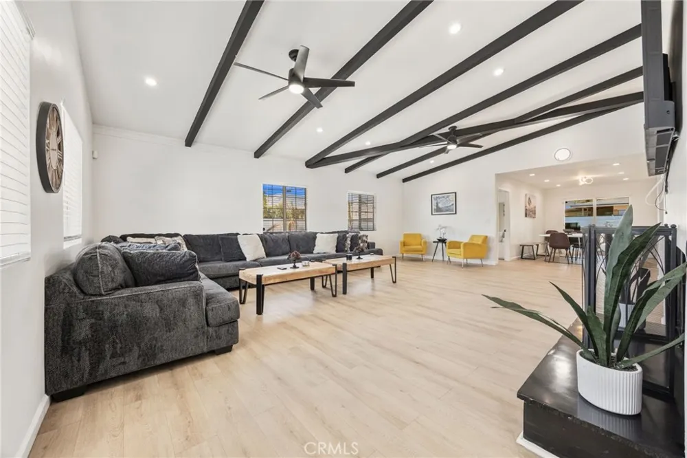 589 S Mountain View Palm Springs, CA 92264