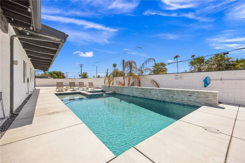 589 S Mountain View Palm Springs, CA 92264