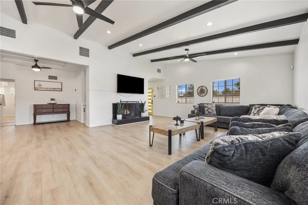 589 S Mountain View Palm Springs, CA 92264