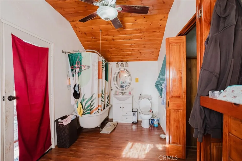 11857 East Trail Sylmar, CA 91342