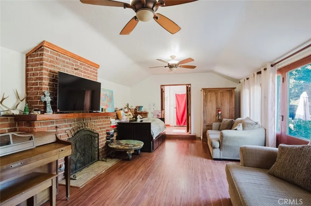 11857 East Trail Sylmar, CA 91342