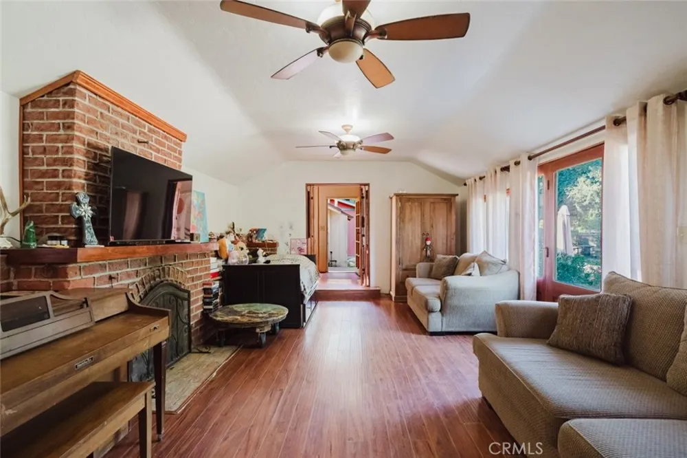 11857 East Trail Sylmar, CA 91342