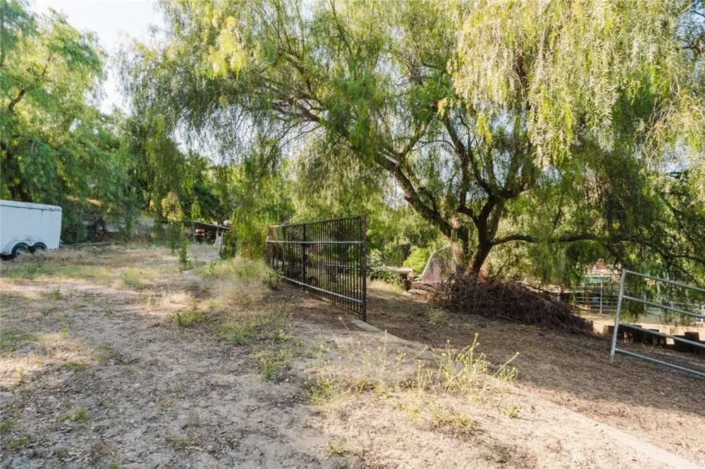 11857 East Trail Sylmar, CA 91342